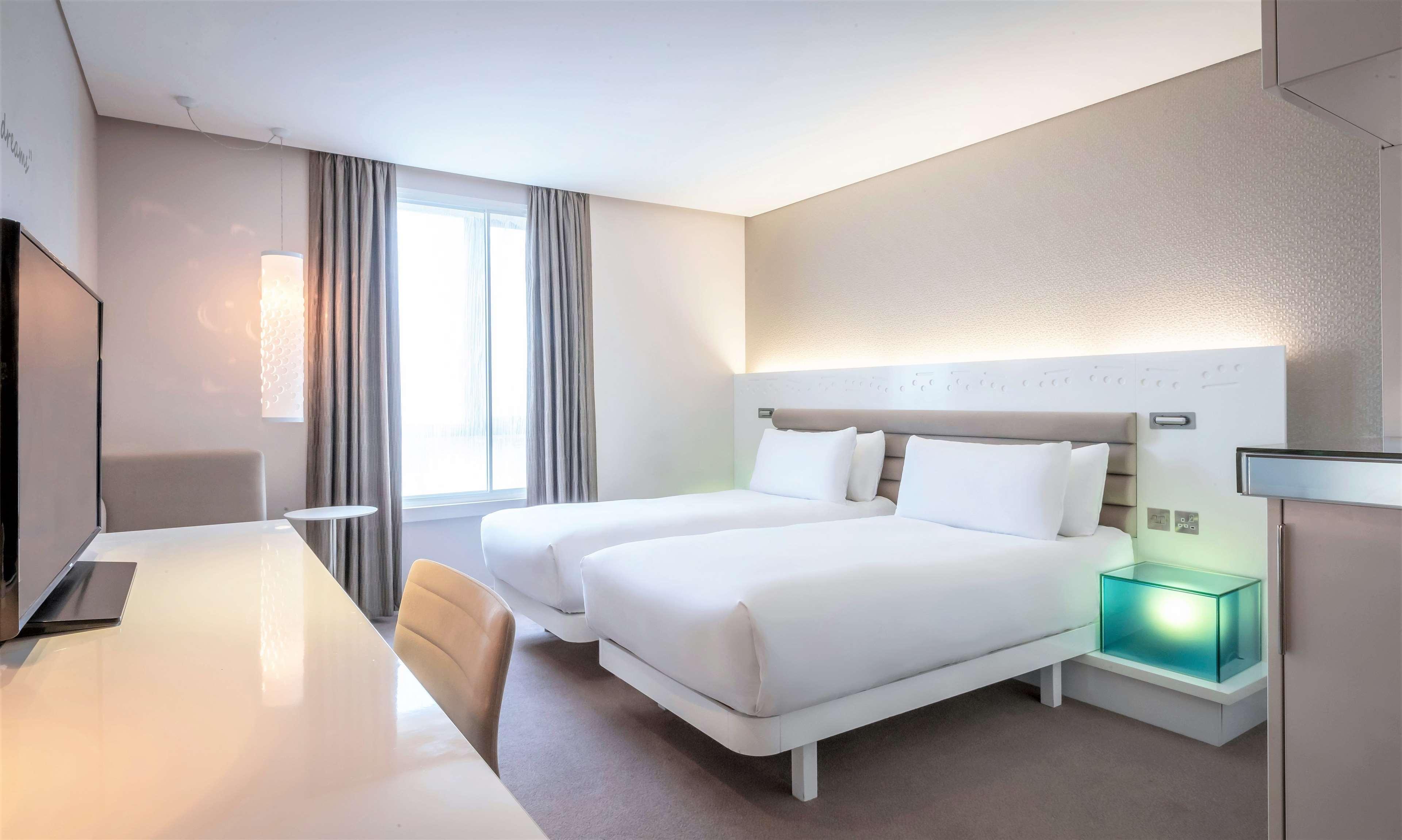 เดอะ มอริสัน ดับลิน เอ ดับเบิ้ลทรี บาย ฮิลตัน โฮเต็ล Hotel ภายนอก รูปภาพ A room at the hotel