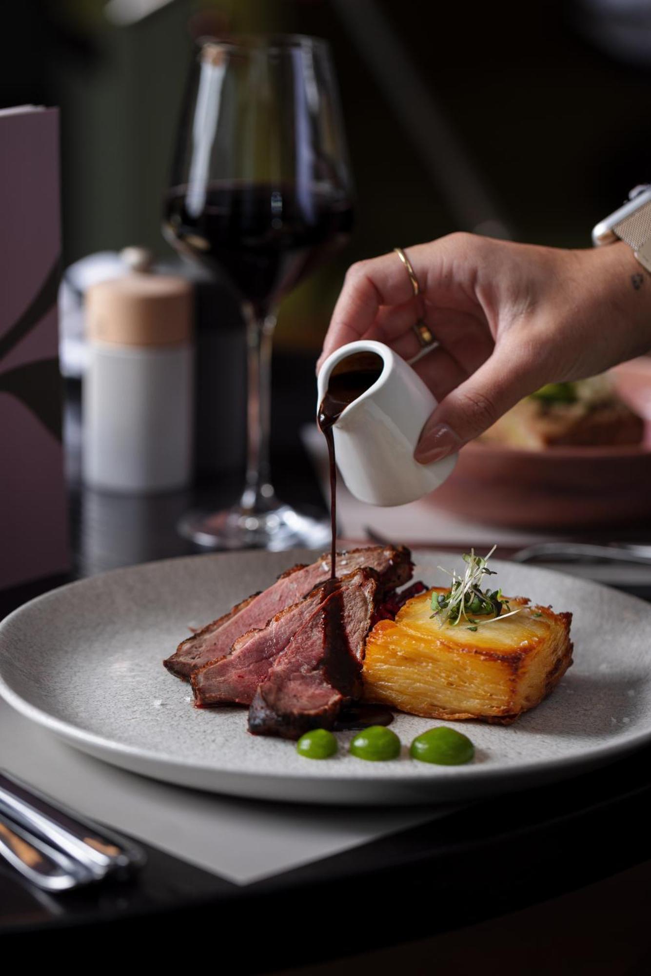 เดอะ มอริสัน ดับลิน เอ ดับเบิ้ลทรี บาย ฮิลตัน โฮเต็ล Hotel ภายนอก รูปภาพ A steak being drizzled with a sauce